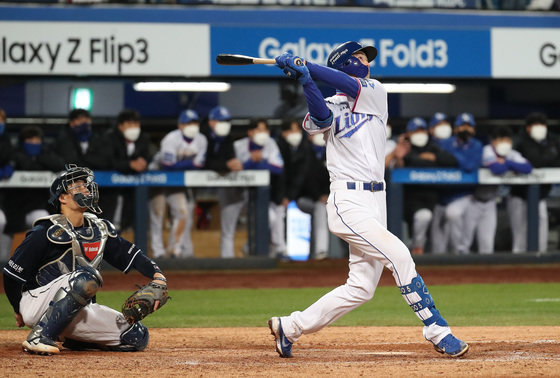 9일 오후 대구 수성구 삼성라이온즈파크에서 열린 프로야구 ‘2021 신한은행 SOL KBO 포스트시즌‘ 플레이오프 1차전 두산 베어스와 삼성 라이온즈의 경기 9회말 1사 주자 없는 상황 삼성 구자욱이 솔로홈런을 치고 있다. 2021.11.9/뉴스1 © News1