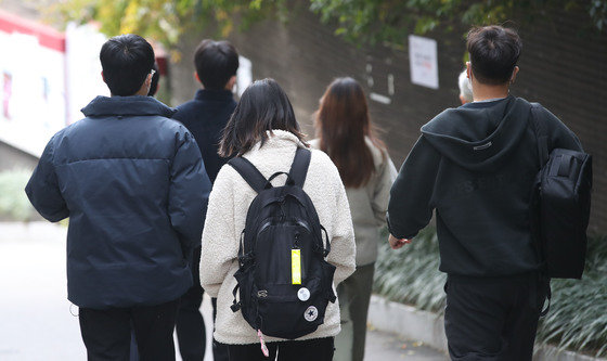 정부의 ‘위드 코로나’(단계적 일상회복)로의 방역체계 전환이 본격적으로 시작됨에 따라 주요 대학들이 대면수업 확대를 선언한 가운데 지난 1일 서울의 한 대학에서 학생들이 분주하게 이동하고 있다. /뉴스1 © News1