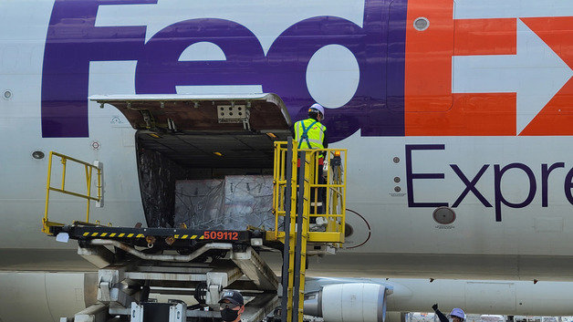 지난 8월 15일 얀센 코로나19 백신 40만회분이 인천국제공항 화물터미널을 통해 들어오고 있다. (주한미국대사관 제공) 2021.8.15/뉴스1