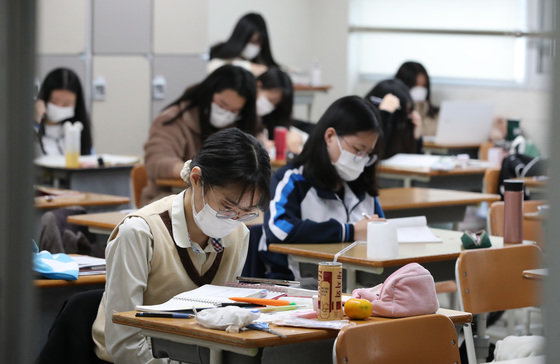 대전 한 고등학교에서 수험생들이 대학수학능력시험(수능) 준비를 하고 있다. 2021.11.8/뉴스1 © News1