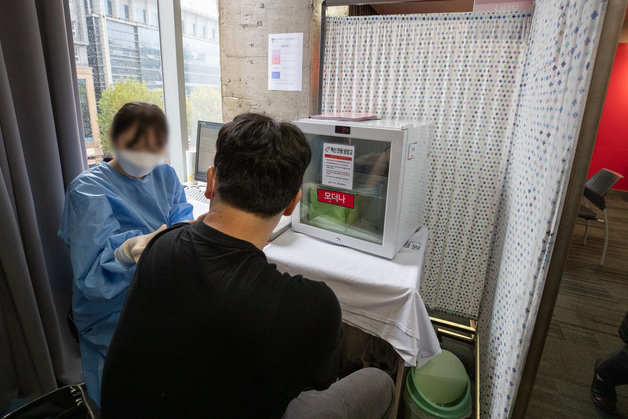 얀센 백신 접종자를 대상으로 추가접종(부스터샷)이 진행되고 있는 8일 오전 서울 관악구 에이치플러스 양지병원에서 접종 대상자가 백신을 접종하고 있다. 2021.11.8/뉴스1 © News1