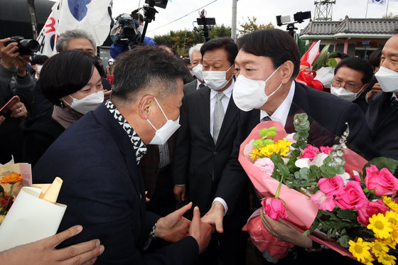 윤석열 국민의힘 대선후보가 10일 오후 전남 화순군 도곡면 故 홍남순 변호사 생가를 찾아 유족 등과 인사하고 있다. 2021.11.10/뉴스1 © News1