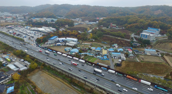 전국적으로 차량용 요소수 품귀현상이 지속되고 있는 10일 오후 충남 천안시의 한 고속도로 휴게소 주유소에 트럭들이 요소수를 넣기 위해 길게 줄을 서 있다. 2021.11.10/뉴스1 © News1