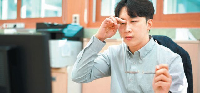 한국에는 유독 근시 환자들이 많다. 하루 종일 모니터를 바라봐야 하는 직장인들은 눈의 피로를 풀 수 있도록 수시로 휴식을 취해야 한다. 순천향대 서울병원 제공