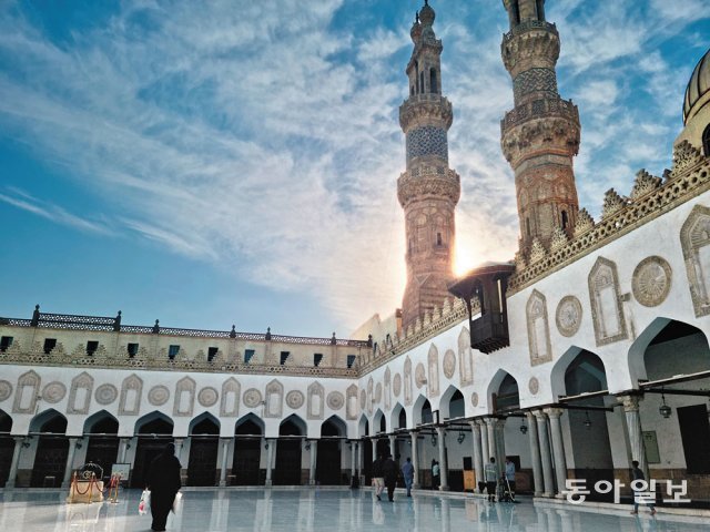 이집트 수도 카이로의 알아즈하르 모스크. 972년 완공된 이곳은 카이로에서 가장 먼저 만들어진 이슬람 사원이다. 카이로=황성호 특파원 hsh0330@donga.com