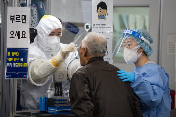 9일 서울 송파구보건소에 마련된 선별진료소를 찾은 시민들이 신종 코로나바이러스 감염증(코로나19) 검체 검사를 받고 있다. 2021.11.9/뉴스1 © News1