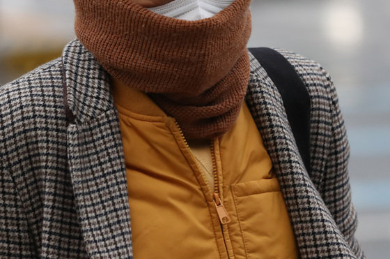 지난 9일 오전 서울 종로구 광화문 일대에서 두꺼운 옷차림을 한 시민이 출근하고 있다. 2021.11.9/뉴스1 © News1