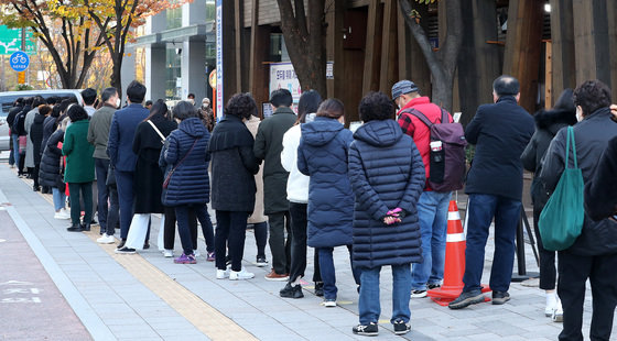 11일 오전 서울 송파구보건소에 마련된 선별진료소를 찾은 시민들이 검사를 받기 위해 줄을 서서 기다리고 있다. 이날 신종 코로나바이러스 감염증(코로나19) 신규 확진자는 2520명 발생했으며 위중증 환자는 473명으로 사상 최다를 기록했다. 2021.11.11/뉴스1 © News1