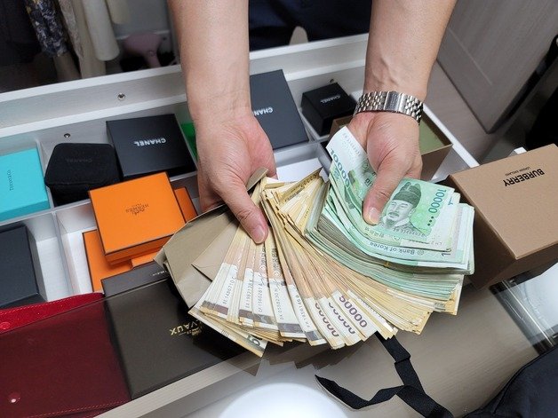 경찰이 압수한 현금.(부산경찰청 제공) © 뉴스1