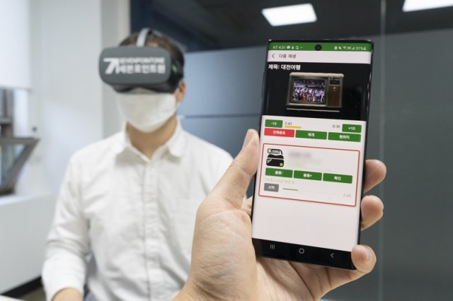 이현준 대표가 센텐츠를 시연하고 있다. 해당 장면은 스마트폰으로 실시간 중계된다. 출처=IT동아