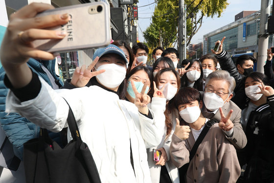 이재명 더불어민주당 대선 후보가 5일 오전 대구 북구 경북대학교 북문 인근에 도착해 학생들의 요청에 기념사진을 찍고 있다./뉴스1 © News1
