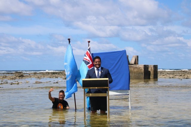 5일 투발루 수도 푸나푸티 해안에서 물속에 들어가 기후위기 대응 촉구 연설을 하는 사이먼 코페 외무장관. 사진=Ministry of Justice, Communication and Foreign Affairs, Tuvalu Government 페이스북 캡처