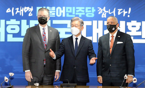 더불어민주당 이재명 대선 후보가 11일 오후 서울 여의도 중앙당사에서 대니얼 크리튼브링크(왼쪽) 미국 국무부 동아시아·태평양 담당 차관보, 크리스토퍼 델 코소 주한미국 대사 대리와 기념촬영을 하고 있다. 2021.11.11. 사진공동취재단