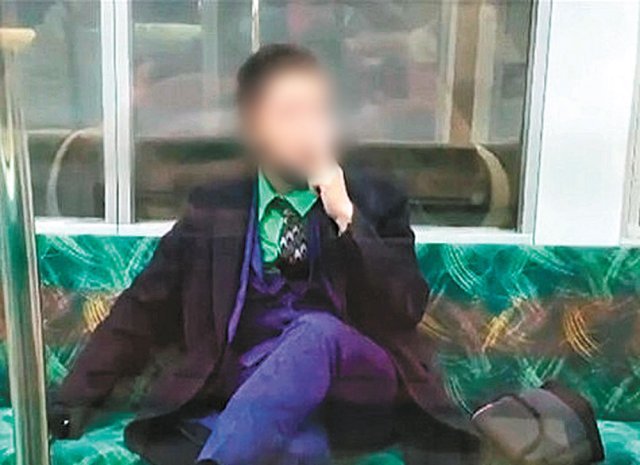 범인이 불을 지른 직후 지하철 안에서 다리를 꼬고 앉아 담배를 피우고 있다. 사진 출처 트위터