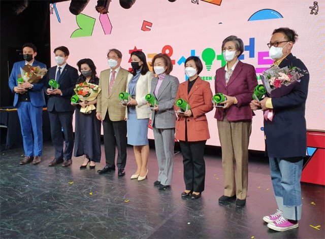 11일 서울 마포구 구름아래 소극장에서 열린 ‘초록우산 어워드’ 시상식에서 채널A의 ‘요즘 육아 금쪽같은 내 새끼’ 제작진이 수상 후 기념촬영을 하고 있다. 채널A 제공