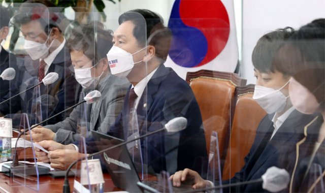 국민의힘 김기현 원내대표(오른쪽)가 11일 당 최고위원회의에서 더불어민주당에 특검법 협상을 제안하고 있다. 사진공동취재단