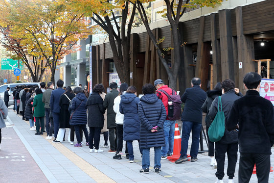 11일 오전 서울 송파구보건소에 마련된 선별진료소를 찾은 시민들이 검사를 받기 위해 줄을 서서 기다리고 있다. 이날 신종 코로나바이러스 감염증(코로나19) 신규 확진자는 2520명 발생했으며 위중증 환자는 473명으로 사상 최다를 기록했다. 2021.11.11/뉴스1 © News1