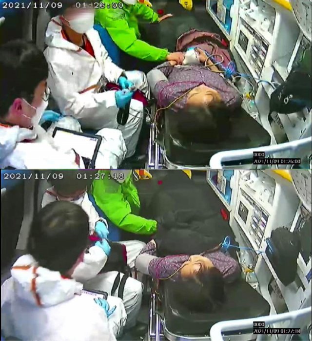 119 구급차 안에 누워 있는 김 씨의 손을 잡고 있는 이 후보의 모습. 페이스북 캡처