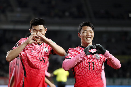 11일 오후 경기도 고양시 고양종합운동장에서 열린 2022 국제축구연맹(FIFA) 카타르 월드컵 최종예선 대한민국과 아랍에미리트(UAE)의 경기에서 첫 골을 넣은 대한민국 황희찬이 하트를 그리고 있다. 2021.11.11/뉴스1 © News1