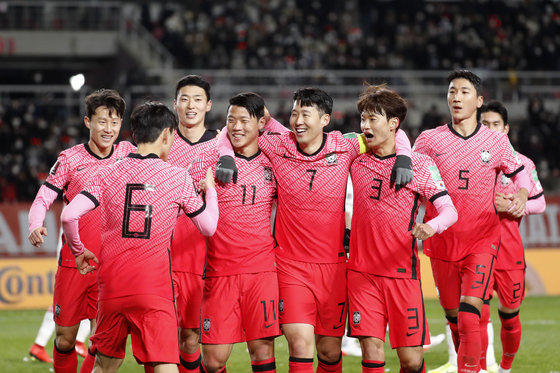 11일 오후 경기도 고양시 고양종합운동장에서 열린 2022 국제축구연맹(FIFA) 카타르 월드컵 최종예선 대한민국과 아랍에미리트(UAE)의 경기에서 패널티 킥으로 첫 골을 넣은 황희찬이 동료들과 기뻐하고 있다. 2021.11.11/뉴스1 © News1