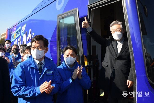 이재명 더불어민주당 대선 후보가 12일 오전 서울 여의도 국회에서 매타버스(민생버스) 출발을 앞두고 당직자,지지자들과 인사하고 있다. 안철민기자 acm08@donga.com