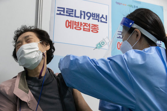 서울 중랑문화체육관에 마련된 코로나19 예방접종센터에서 한 어르신이 백신접종을 하고 있다./뉴스1 © News1