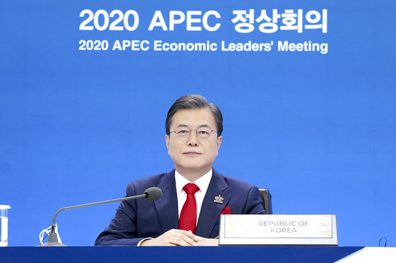 문재인 대통령이 지난해 11월20일 청와대에서 화상으로 개최된 2020 아시아태평양경제협력체(APEC) 정상회의에 참석하고 있다. 2020.11.20/뉴스1 © News1