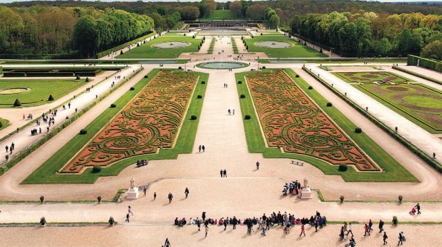 17세기 프랑스 재무장관 니콜라 푸케(1615∼1680)가 세운 성인 보르비콩트의 정원. 좌우 대칭이 뚜렷한 평면기하학식 정원의 전형으로 화려함의 극치를 보여준다. 시공사 제공