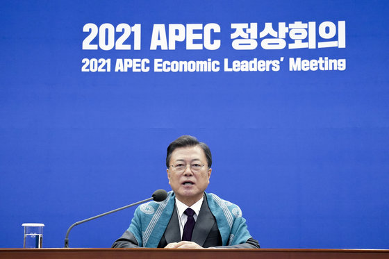 문재인 대통령이 12일 청와대에서 제28차 아시아태평양경제협력체(APEC) 화상 정상회의에 참석해 발언하고 있다. 2021.11.12/뉴스1 © News1