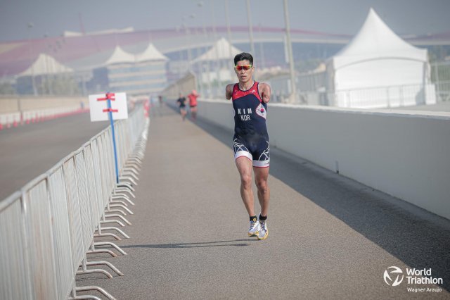 김황태 씨가 5일 아랍에미리트 아부다비에서 열린 세계 트라이애슬론선수권대회 시리즈 장애인 스프린트코스(수영 750m, 사이클 20km, 마라톤 5km)에 출전해 마지막 마라톤에지 질주하고 있다. 김황태 씨 제공.