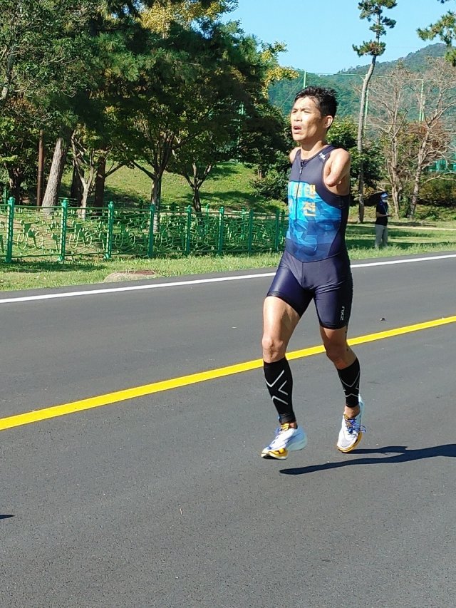 김황태 씨가 10월 열린 전국장애인체육대회 철인3종경기에서 마지막 마라톤에서 질주하고 있다. 김황태 씨 제공.