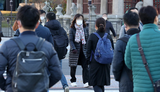 초겨울 추위가 절정에 달한 12일 오전 서울 종로구 세종대로사거리에서 시민들이 두터운 외투를 입은 채 발걸음을 재촉하고 있다. 2021.11.12/뉴스1 © News1