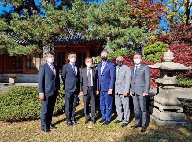 12일 크리튼브링크 미국 국무부 동아시아·태평양 담당 차관보(오른쪽 세번째)가 김원경 삼성전자 부사장(왼쪽 두번째)과 유정준 SK E&S 부회장(오른쪽 끝), 김교현 롯데케미칼 대표이사(왼쪽 세번째), 박현 포스코 전무(왼쪽 끝)와 만남을 가진 후 기념촬영을 하고 있다(주한미국대사관 제공). © 뉴스1