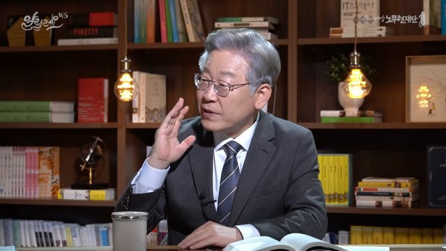 유시민 전 노무현재단 이사장의 유튜브 채널 ‘알릴레오’에 출연한 이재명 더불어민주당 대선후보. 유튜브 캡처