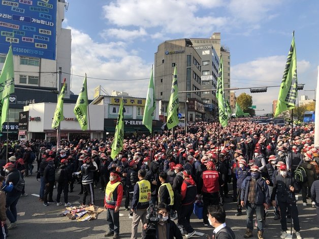 전국민주노동조합총연맹(민주노총) 조합원들이 13일 오후 서울 동대문역 인근에서 전국노동자대회 시작을 기다리고 있다. © 뉴스1