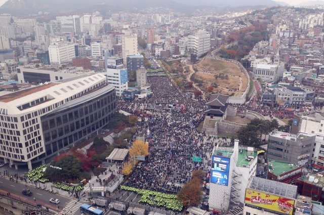 전국민주노동조합총연맹(민주노총)이 13일 오후 서울 동대문 사거리에서 전국노동자대회를 열고 있다. 2021.11.13. ﻿[서울=뉴시스]