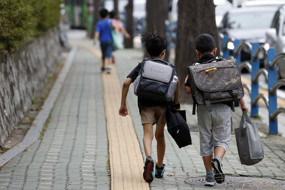 등교하는 초등학생. /뉴스1 © News1