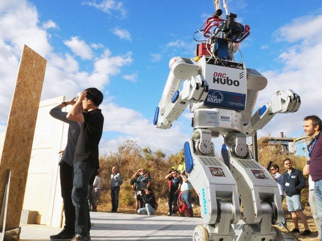 2015년 미국 재난로봇경연대회에 참가한 휴보. 쟁쟁한 세계의 경쟁자를 제치고 우승을 거머쥐었다. 사진 카이스트