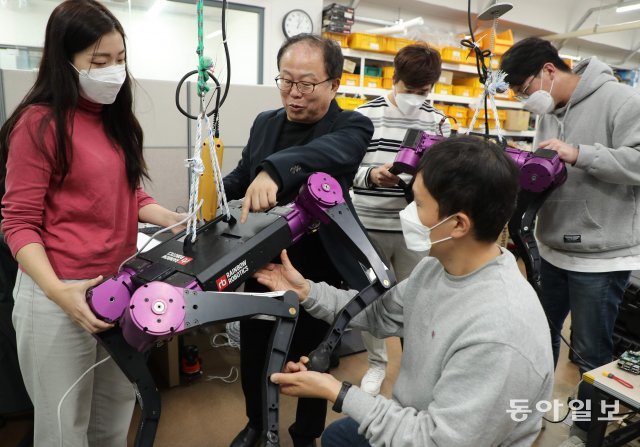 오준호 CTO가 연구원들과 함께 회사 주요 제품인 4족 로봇을 점검하고 있다. 이훈구 기자