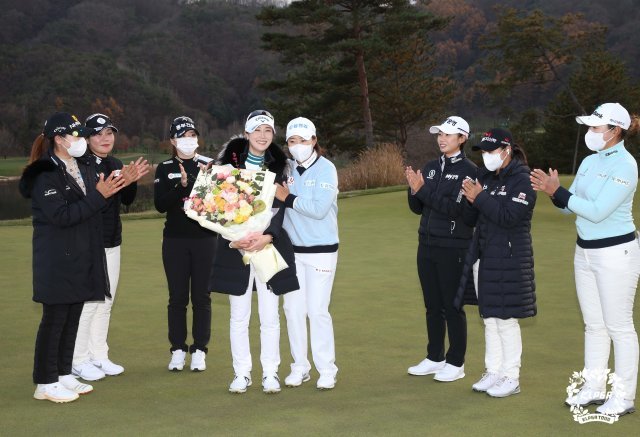 김하늘이 13일 은퇴식에서 동료 선수들에게 꽃다발과 함께 축하인사를 받고 있다. KLPGA 제공