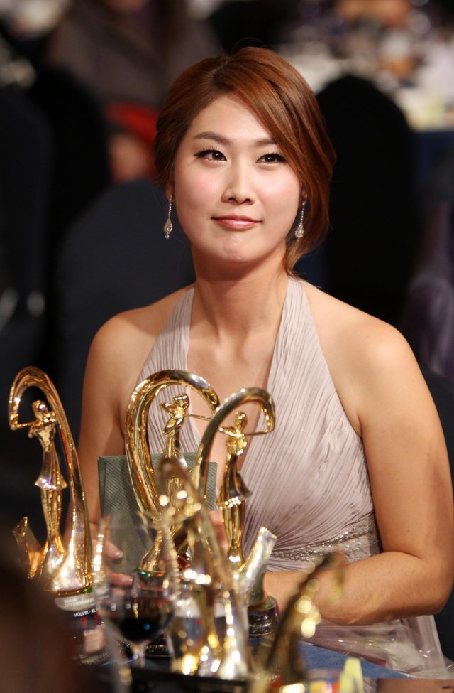 김하늘이 2011 한국여자프로골프 대상 시상식에서 4개의 트로피를 앞에 놓고 다른 선수들의 수상을 지켜보고 있다.  동아일보 DB