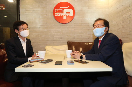 국민의힘 홍준표(오른쪽) 의원과 조경태 의원. 2021.5.25/뉴스1 © News1