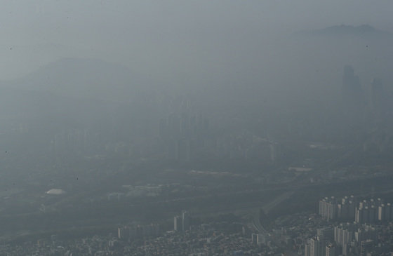 서울의 초미세먼지 농도가 ‘나쁨’을 보이고 있는 11월 5일 서울 송파구에서 바라본 서울 도심이 뿌옇게 보이고 있다. 2021.11.5/뉴스1 © News1