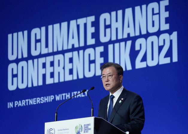 문재인 대통령이 1일(현지시각) 영국 글래스고 스코틀랜드 이벤트 캠퍼스에서 열린 제26차 유엔 기후변화협약 당사국총회(COP26)에서 기조연설을 하고 있다. (청와대 제공) 2021.11.2/뉴스1