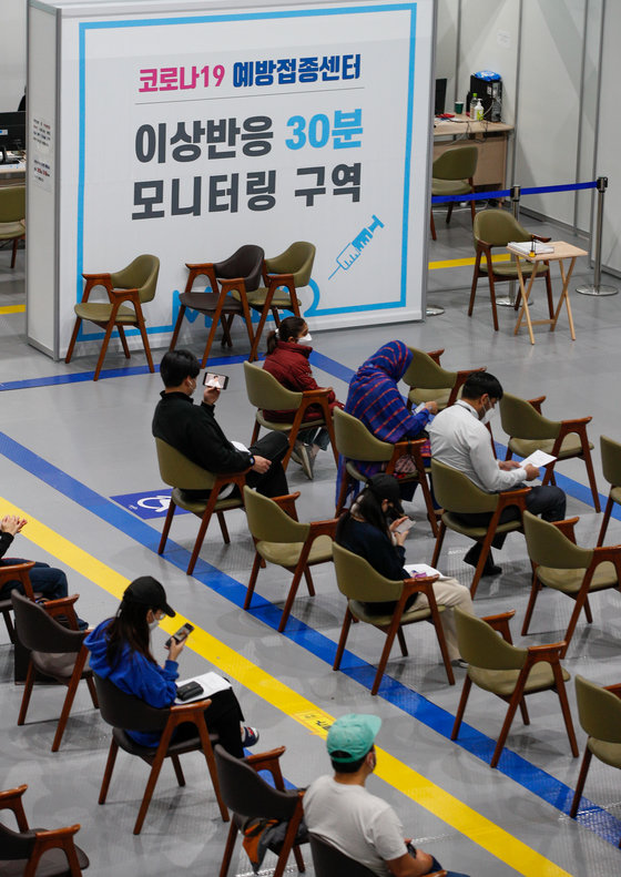 코로나19 예방접종센터에서 시민들이 이상반응 모니터링을 하고 있다. 2021.10.27/뉴스1 ⓒ News1