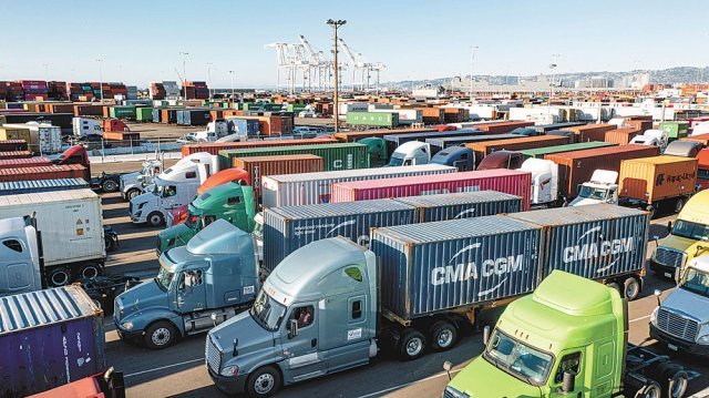 미국에서 물류대란이 계속되는 가운데 이달 10일 미 캘리포니아 오클랜드항 선적 터미널에 트럭들이 줄지어 있는 모습. 오클랜드=AP 뉴시스