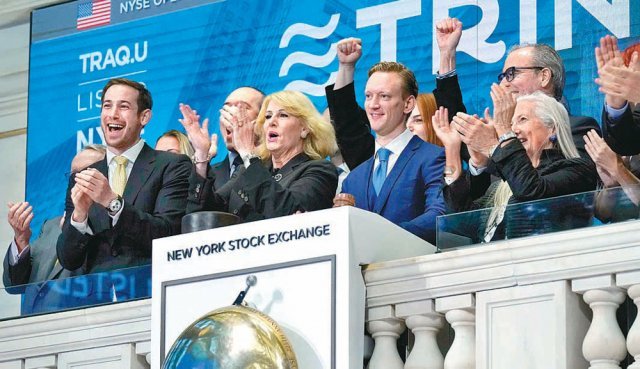미국 뉴욕증권거래소(NYSE)에 상장한 기업인수목적회사(SPAC) ‘트리네Ⅱ’ 관계자들이 3일(현지 시간) NYSE 객장에서 주식시장 개장 벨을 울리며 환호하고 있다. 뉴욕=AP 뉴시스