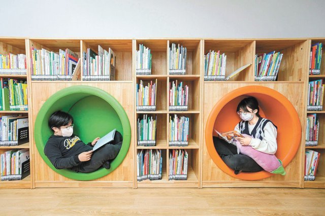 11일 경북 의성군 금성면 작은도서관을 찾은 어린이들이 키즈존에서 동화책을 읽고 있다. 어린이들이 편안하게 지낼 수 있도록 좌식으로 만든 이 공간에는 책은 물론이고 보드게임, 인형들도 있다. 작은도서관만드는사람들 제공