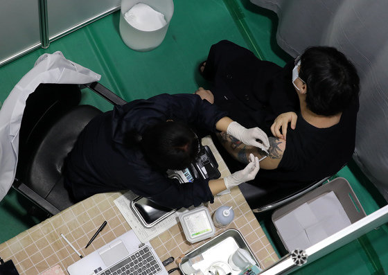 10월26일 일 오후 서울 서대문구 북아현문화체육센터에 마련된 신종 코로나바이러스 감염증(코로나19) 백신 예방접종센터에서 시민들이 접종하고 있다. 2021.10.26/뉴스1 © News1