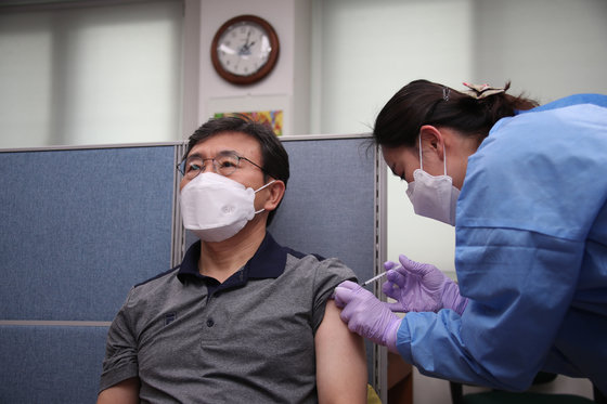 권덕철 보건복지부 장관이 지난3월 26일 서울 종로구보건소에서 아스트라제네카(AZ)사의 신종 코로나바이러스 감염증(코로나19) 백신을 맞고 있다. 2021.3.26/뉴스1 © News1